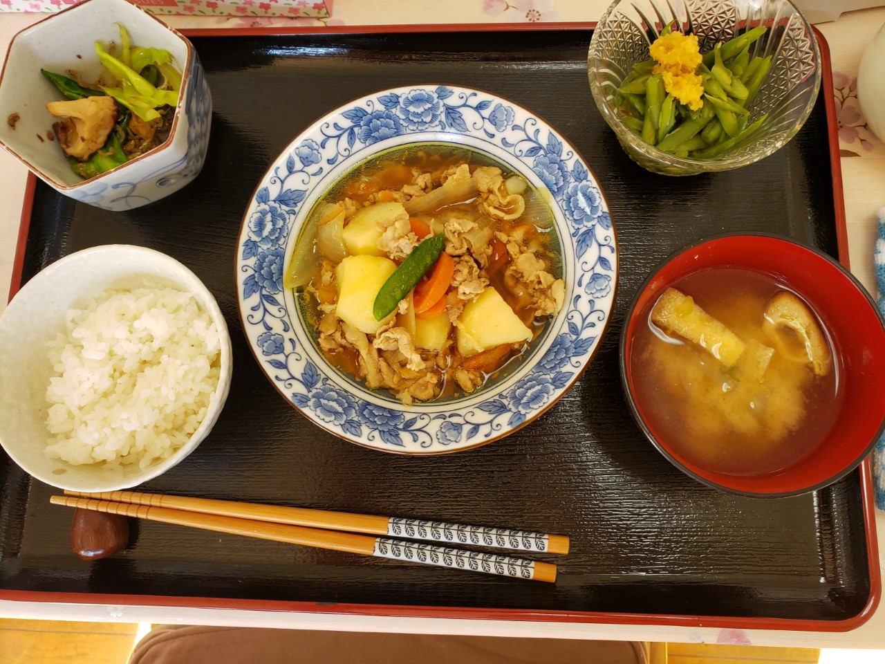 昼食は職員の手作りご飯です。