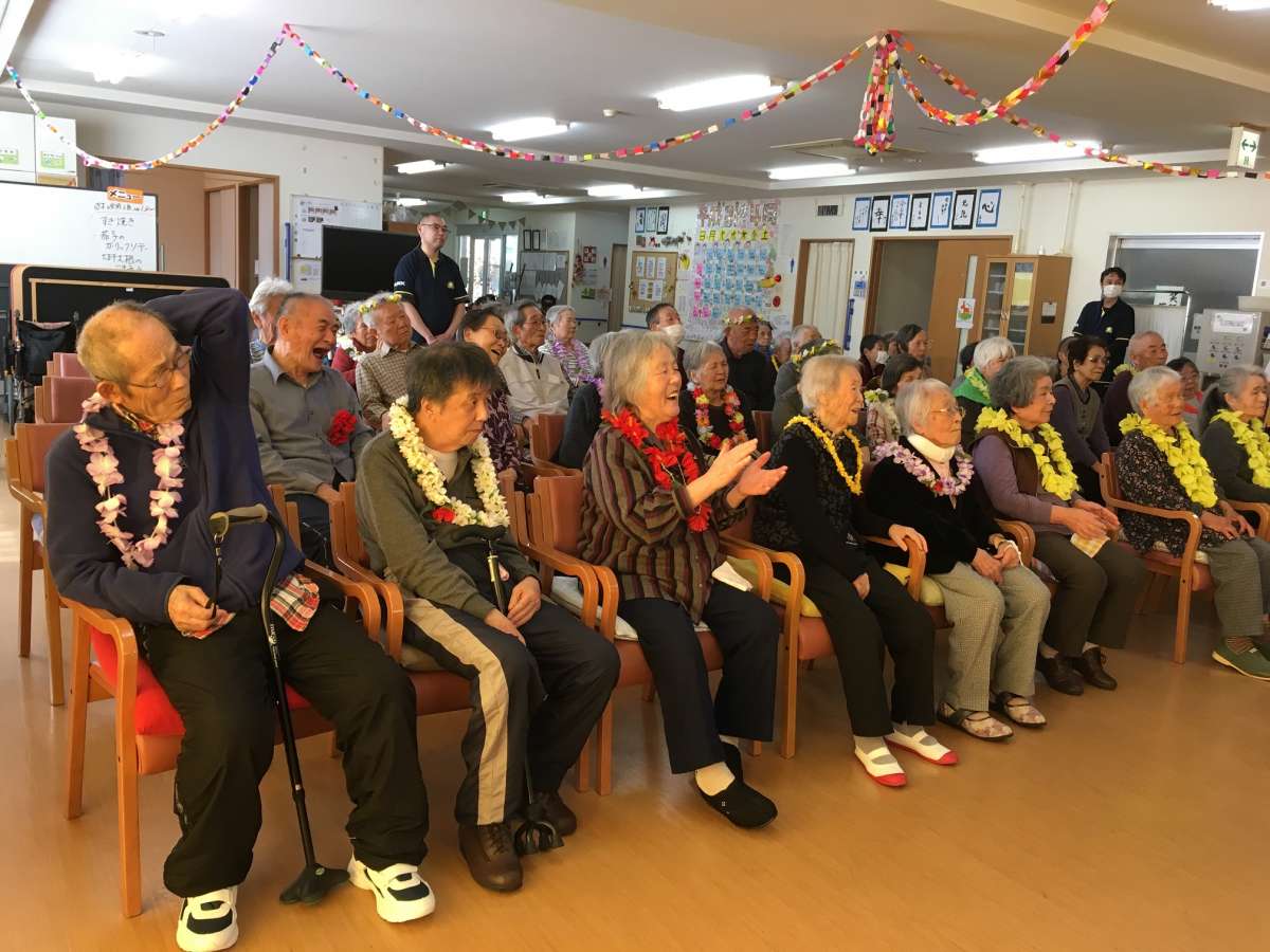 歌手やダンサーを呼んで音楽コンサートを定期的に行ってます。